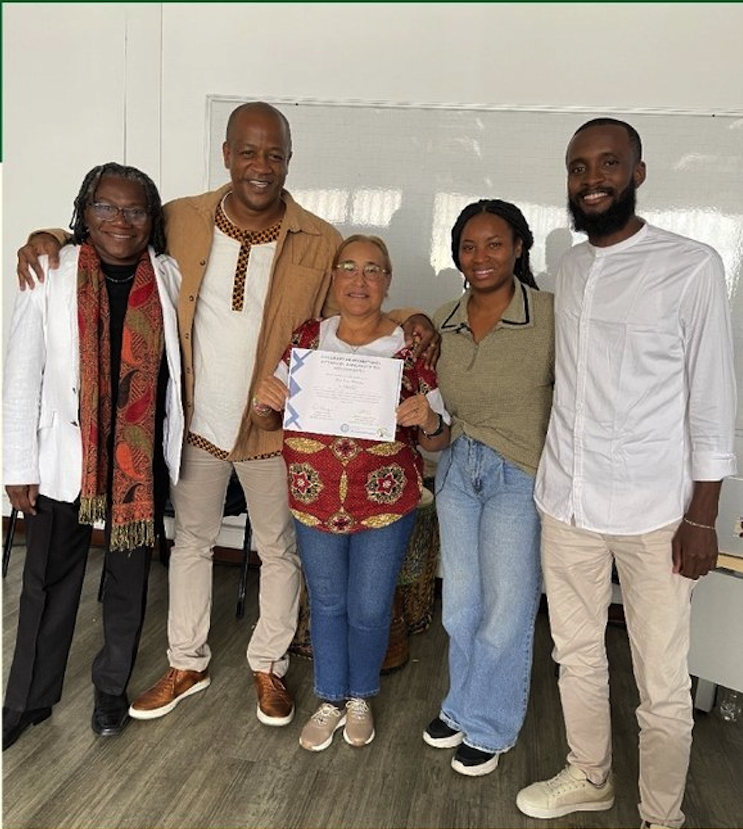 Entrega de certificado académico en Unipropia con acompañamiento colectivo