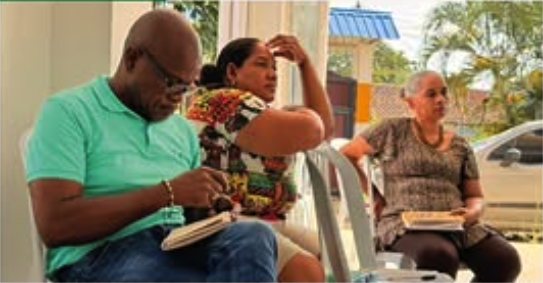 Participantes del PCN toman notas durante una jornada de reflexión organizativa en el Norte del Cauca